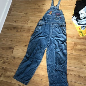 Hängselbyxor  - Denim hängslenbyxor men nalle puh print på! 