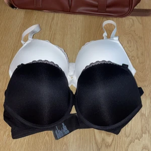 Bh:ar - Säljer dessa då jag inte gillar hur dom sitter på mig. Det är en liten push-up. Båda har använts ca 2 gånger men de e i princip som nya. Köpte dom på hm för 200kr eller något sånt. Båda för 150kr eller en för 75kr 