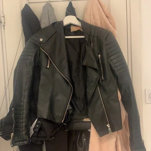 Skinnjacka - Svart skinnjacka från chiquelle i st 38. Ser ut som ny men har lite skrapmärken på armen som syns på bilden och ett litet hål inne i jackan. Köparen står för frakten!🌸