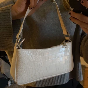 Vit väska - Vit väska, bra skick. 100kr+frakt 