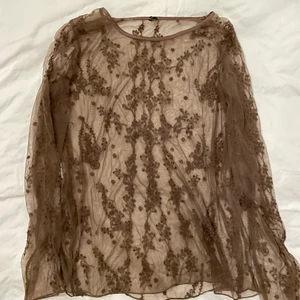 fairy tröja - brun genomskinlig tröja med små bruna pärlor på. fairy vibes🧚