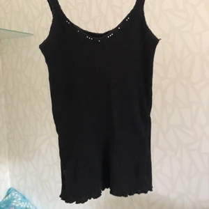 Svart linne - Så fint svart linne som tyvärr är för litet för mig! Tyget är jättestretchigt och mjukt men längs banden och urringningen går ett band som inte är töjbart. 