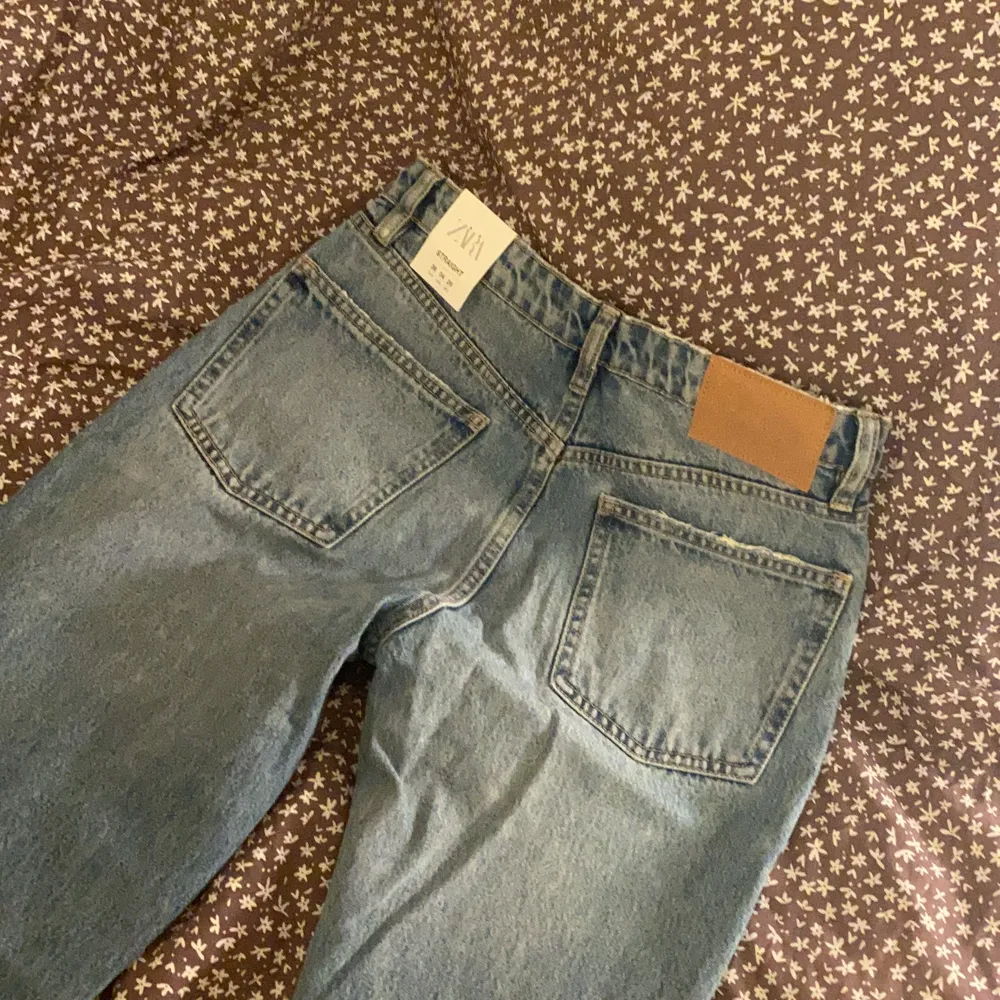 Säljer dessa oanvända populära midrise jeansen som tyvärr är för små för mig. Skulle säga att de drar åt en 34. . Jeans & Byxor.