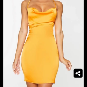 Orange petit klänning  - Orange klänning från pretty little things🧡 aldrig använd pga för liten. Den är liten i storleken men så snygg passform. 