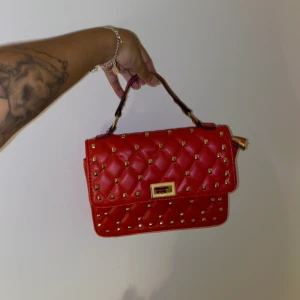 Röd väska  - Supersöt väska älskar denna men använder ej den längre. Den är liten i röd med nitar på. Man får även ett långt band till. 🦋
