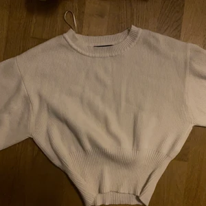 Bikbok tröja - Vit tröja. Den är tajt runt magen och längst ut på armarna. Aldrig använd. Köparen betalar för frakt, skriv om du är intresserad! 