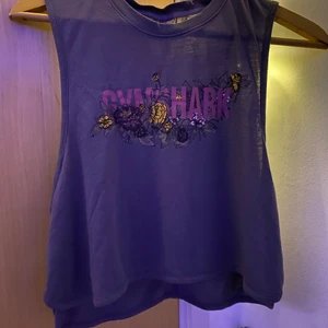 Gymshark Crop-Top - Gymshark crop-top i mörkgrå, bra till träning eller att ha hemma!