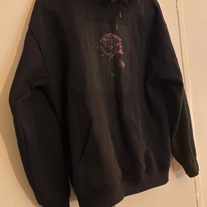 Aqua4  - Hoodie till slau. Mycket skön med en mer stil utav street. *köparen står för frakt