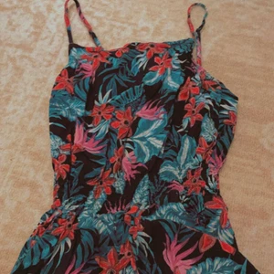 Stranger Things - En Stranger Things (demogorgons på) ”overall” från H&M kollektion 2019 använd 2 gånger 