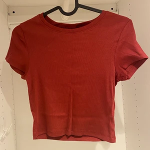 Croppad t-shirt  - Säljer denna ribbade vinröda lite kortare t-shirten från New Yorker då den inte kommer till användning. Den är i nyskick då den är använt ett väldigt fåtal gånger🤍 39 + frakt