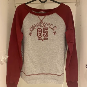 Crewneck/Sweatshirt - Säljer denna på grund av att den inte kommer till användning längre, 79 + frakt🥰