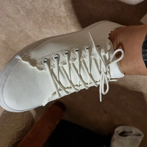 Här kan du köpa helt vita skor - Vågor på utsidan vita snören oanvända 