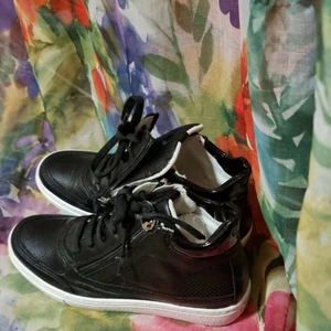 Ett par svarta skor som du kan köra - Svarta skor 