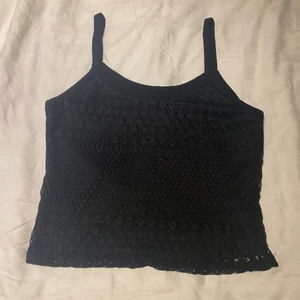 Topp - Denna är flitigt använd och det står heller inte i den vilken storlek det är men jag skulle kunna gissa på att det är en S. Det är som dubbellager på denna då det första lagret är i lite ”silkes” ganska mjukt material och det andra är ett nät över med mönster. 19 + frakt🤍