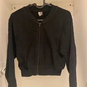 Croppad kofta - Detta är en croppad kofta som är köpt från asos, den är jättefin men kommer inte till användning längre☺️ 59 + frakt