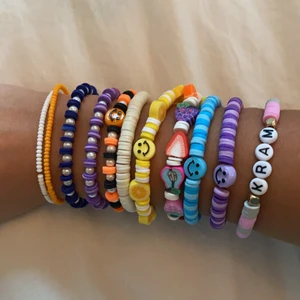 Smycke  - Hemmagjorda smycken ! Super söta och super fina !! 😍armband=30kr/st ring=15kr/st halsband= 50kr/st 