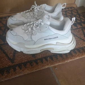 Balenciaga - Mina kära balenciaga som jag helst inte vill bli av med men jag behöver pengar så jag måste sälja dom. Köpta här på plick för 4000 säljer för 3500..inget kvitto men man ser att dom är äkta. 
