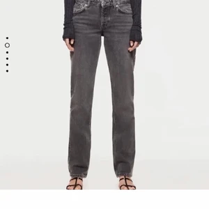 Grå svarta zara jeans!!! - Säljer dessa assnygga helt slutsålda jeansen från zara!!! Tyvärr är de för små för mig, men de är helt oanvända… Om de är flera intresserade så blir de budgivning. Köp direkt för 700! Jag står för frakten! Kontakta mig för intresse.