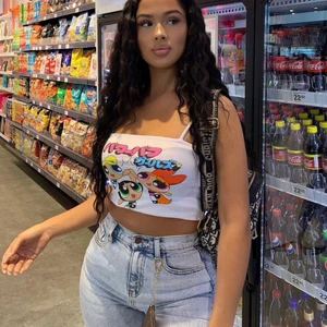 Power Puff Linne  - Ett vitt linne med Power Puff tjejerna på! Super super fint och coolt men tyvärr för liten för mig. Du kan också lägga undan banden innanför tröjan och göra som en croptop! Tröjan är inte genomskinlig. Storlek XS. (Linnet är designat att vara liten så funkar endast på XS eller liten S) 🤍 Ordinarepris 300kr.