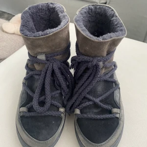 Inuikiis patchwork dark grey  - Användes förra vinter men inte mer, så bra skick. Nypris 2600 