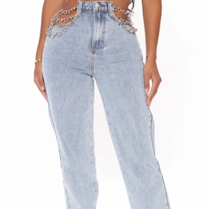 Jeans med kedjor på sidan  - Ett par super snygga jeans med kjedjor på sidan. Jeansen är från Fashion Nova. Aldrig använda. Storlek 3 - En storlek S. 🤍 På min bild ser de ut att vara lite gråa men det är endast ljuset. Skicka ett sms så kan jag skicka en bättre bild på färg ifall det behövs 🤍 Ordinare pris 500kr - Dock kan pris diskuteras 🤍 