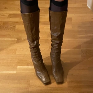 Högklackade skor - Sjukt snygga vintage skor, lite skador . Frakt på 66kr annars möts jag upp i Stockholm 