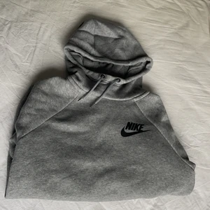 Nikehoodie - Grå hoodie från Nike med luva i storlek xs. Fint skick.