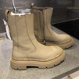 Helt oanvända boots från Zara! Storlek 37 och väldigt bekväma :) Nypris: 599:- Säljer för 500 (gratis frakt)