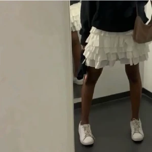 Hm kjol - (Lånade bilder) Säljer denna jättefina kjol ifrån, köpte den sommaren 2020💗 så fin att antingen ha på sommaren eller nu på hösten med strumpbyxor!