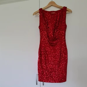 KeiKei  - Klänning str ( 36). Jag köpte för 800kr i Kosovo.