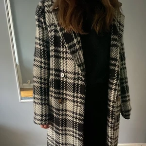 Rutig kappa - Lång rutig kappa perfekt till höst/vintern. Köpt för ett år sen men endast använts fåtal gånger. Nypris 1200kr, priset kan diskuteras.