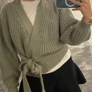 Stickad kofta  - Superfin stickad kofta. I princip aldrig använd då jag har en exakt likadan fast i en annan färg. Passar XS-M.