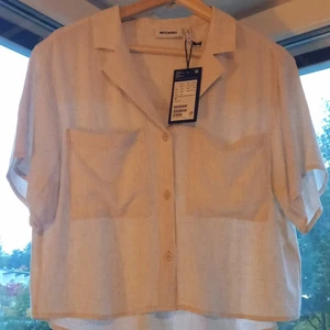 Blus från Weekday - Nyköpt blus ifrån weekday. Säljs eftersom den är för stor för mig. Säljes för 150.  