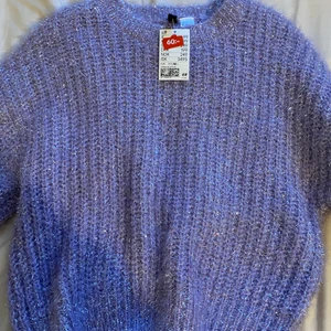 Lila glittrig tröja❤️ - Lila glittrig tröja från hm, har fortfarande prislapp på och aldrig använd💕 Tröjan är i storlek M men passar mig som vanligtvis har storlek S också❤️ Kontakta bara privat för mer information eller fler bilder💕💕 köpt på rea, nypris 60 kr! Aldrig använd💕 om många intresserade startar jag budgivning