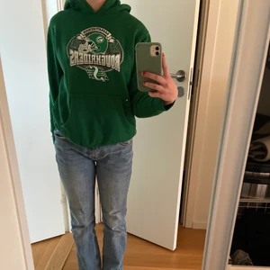 Hoodie - Säljer denna superfina hoodien köpt secondhand! 💕 Aldrig använd av mig och passar superbra på mig som vanligtvis har xs/s💕💕💕