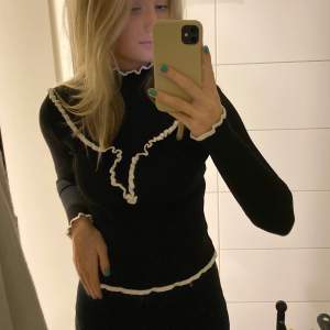 En ribbad tröja med vita detaljer, storlek S men stretchig i tyget🥰 från gina tricot 