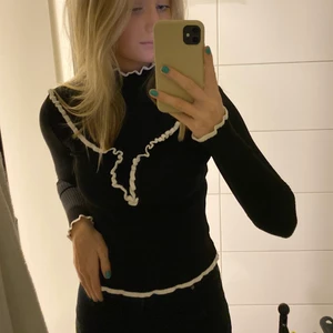 Tröja med vita detaljer - En ribbad tröja med vita detaljer, storlek S men stretchig i tyget🥰 från gina tricot 