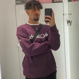 Columbia tröja - Fräsch tröja i bra skick, jag brukar ha storlek M så den är lite oversized men annars väldigt fin tröja, fraktas över hela Sverige, samt att köparen står för frakten!☺️