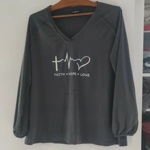 Tröja - grå tröja med vitt tryck, 7/8 ärmlängd, nästan ny