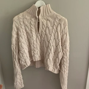 Nakd vit stickad tröja 🤍 - Använt tröja ett antal gånger men den är verkligen fortfarande i grymt skick! Säljer för 230 inklusive frakt!