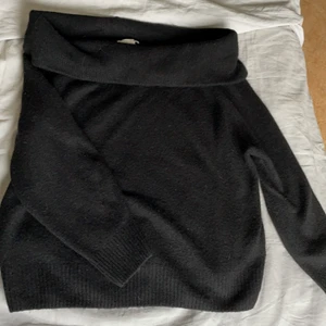 Stickad offshoulder tröja - Stickad offshoulder tröja från H&M, använd två gånger så i nyskick. Storlek S men sitter även bra på M💖