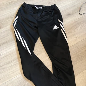 Adidas byxor  - Sköna adidas byxor. Säljer för jag växt ur de men de är i bra skick då de inte används så mycket 