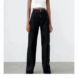 Svarta jeans zara - Säljer dessa helt nya svarta jeans från zara i storlek 32 men passar mig med storlek 34, köp för 200kr använda en gång, dessa kan man även klippa själv, Inge klippt dom. (Är 1,72 och dom är lång)