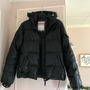 Svart champion puffer jacka  - Svart vintage äkta Champion jacka med äkta dun (går även att tvätta i maskin).  Finns resår längst ner så man kan dra åt. Går även att ta av luvan. Supervarm och skön💙  Det står L i den men skulle säga att den passar xs-m bäst. Jag på bilderna har S i vanliga fall. 500kr + frakt (spårbar) eller budgivning  🥰 (Går att diskutera pris ifall inte flera visar intresse) 🍂⚡️