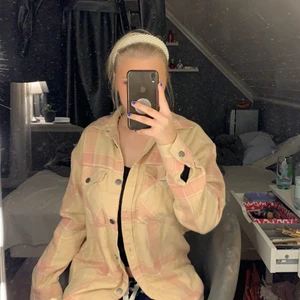 Flanelljacka gina tricot st S - Denna flanell jacka eller tröja är i st S och aldrig använd typ eftersom de inte är min stil längre, köp direkt för 100kr +frakt, inga defekter på tröjan och alla knappar finns på fortfarande!!
