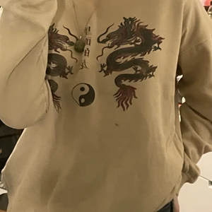 Cool tröja med draktryck! - Säljer min tröja från pull and bear för att den inte kommer till så mycket användning längre. Den är i nyskick! Dm om ni har frågor :)