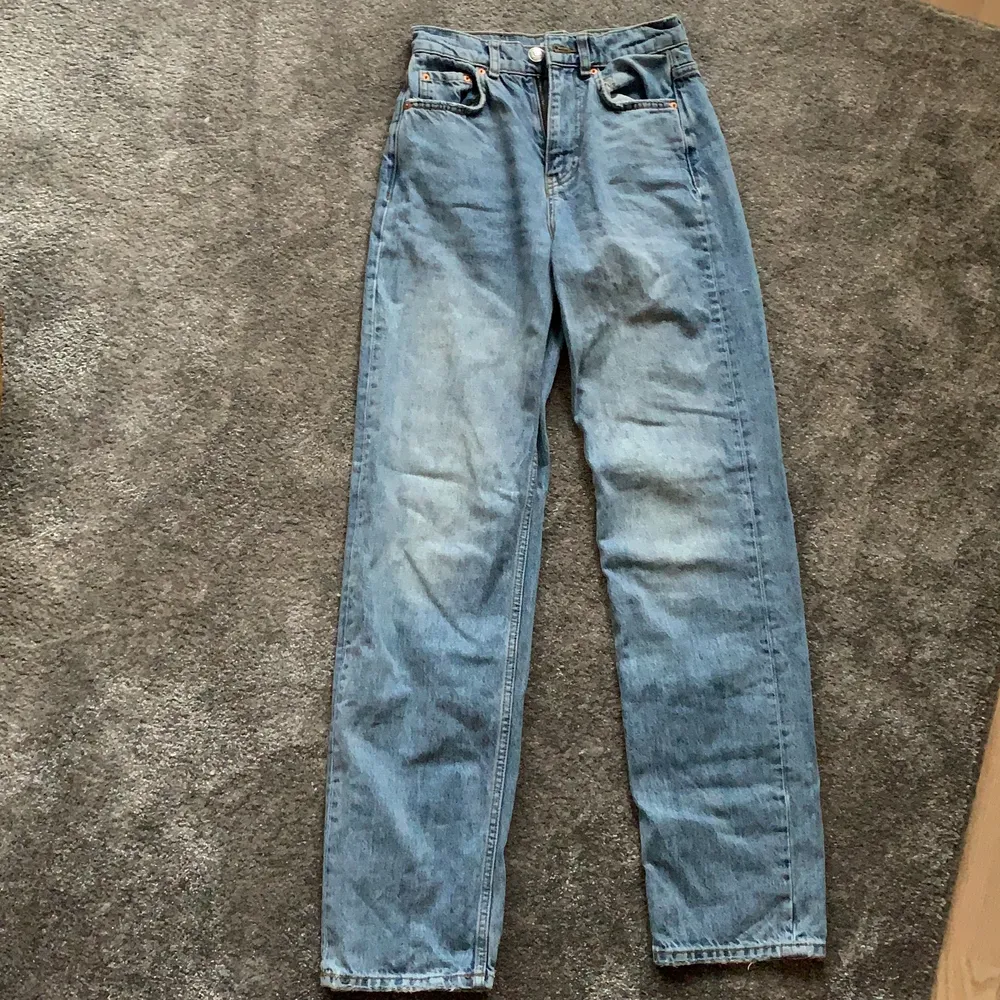 Såå snygga o trendiga straight leg jeans ifrån Gina. Inget fel på de förutom att de är lite slitna längst ner (se bild nr två). De är lite mörkare i verkligheten 💕 kan frakta, då står köparen för frakt, o kan skicka spårbart eller vanligt 🥰. Jeans & Byxor.