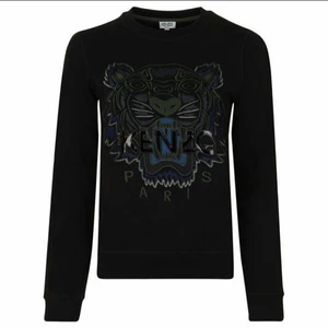 Kenzo Paris tröja dam - Riktigt snygg svart kenzo tröja som jag fått i födelsedagspresent för nått år sedan (äkta!). Använd få tal gånger och säljer eftersom jag inte har någon användning av den. 