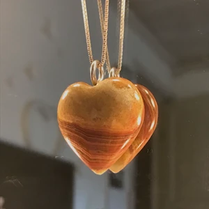 Kristallhalsband - Kristallhalsband med en äkta aragonit. Kristallen är formad som ett hjärta 💓. Otroligt fin och unik! Bjuder på frakten:)