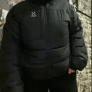 HAGLÖFS - Vinterjacka/Dunjacka - Varm och skön dunjacka från Haglöfs. Modellen är ”Belay Down Hood Men” och storleken är en herr L men skulle säga att den är en dam XL!  Nypris ligger runt 2500/3000, vet ej exakt. Köpt år 2019 men endast använd några få vinterdagar förra året, så den är precis som ny! Säljes då jag inte fått någon användning för den. Felfri, fläckfri och heller inte upplevt att den släpper dunfjädrar.